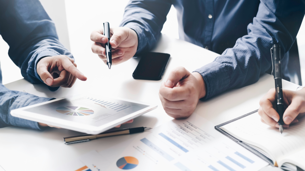 how-much-money-do-financial-advisors-make-information-to-make-a