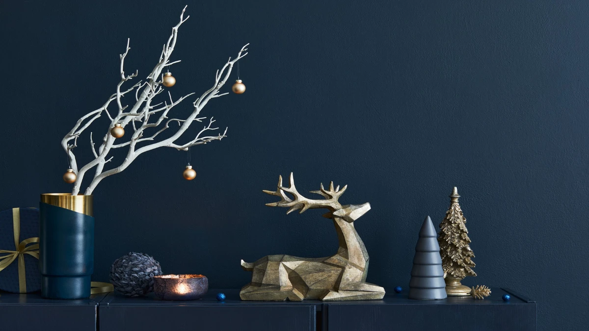 stylish-christmas-living-room-interior-design-beautiful-decoration-christmas-tree-gift-box-reindeer